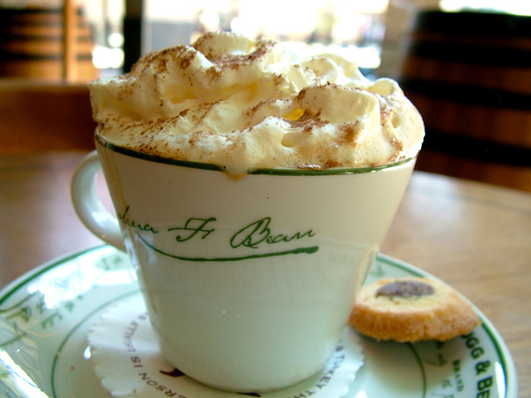 Koffie met alcohol en slagroom en eventueel chocolade